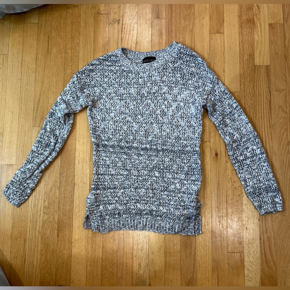 Absolutely Creative Worldwide Gray Crew Neck Sweater with Textured Knit